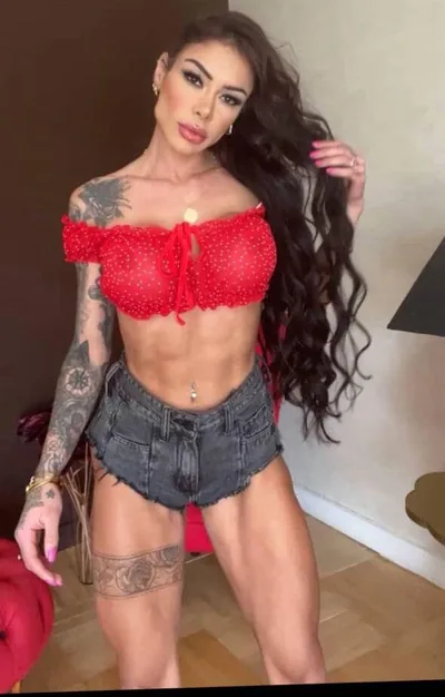 Gaby Lopez backstage creadora latina brasileña
